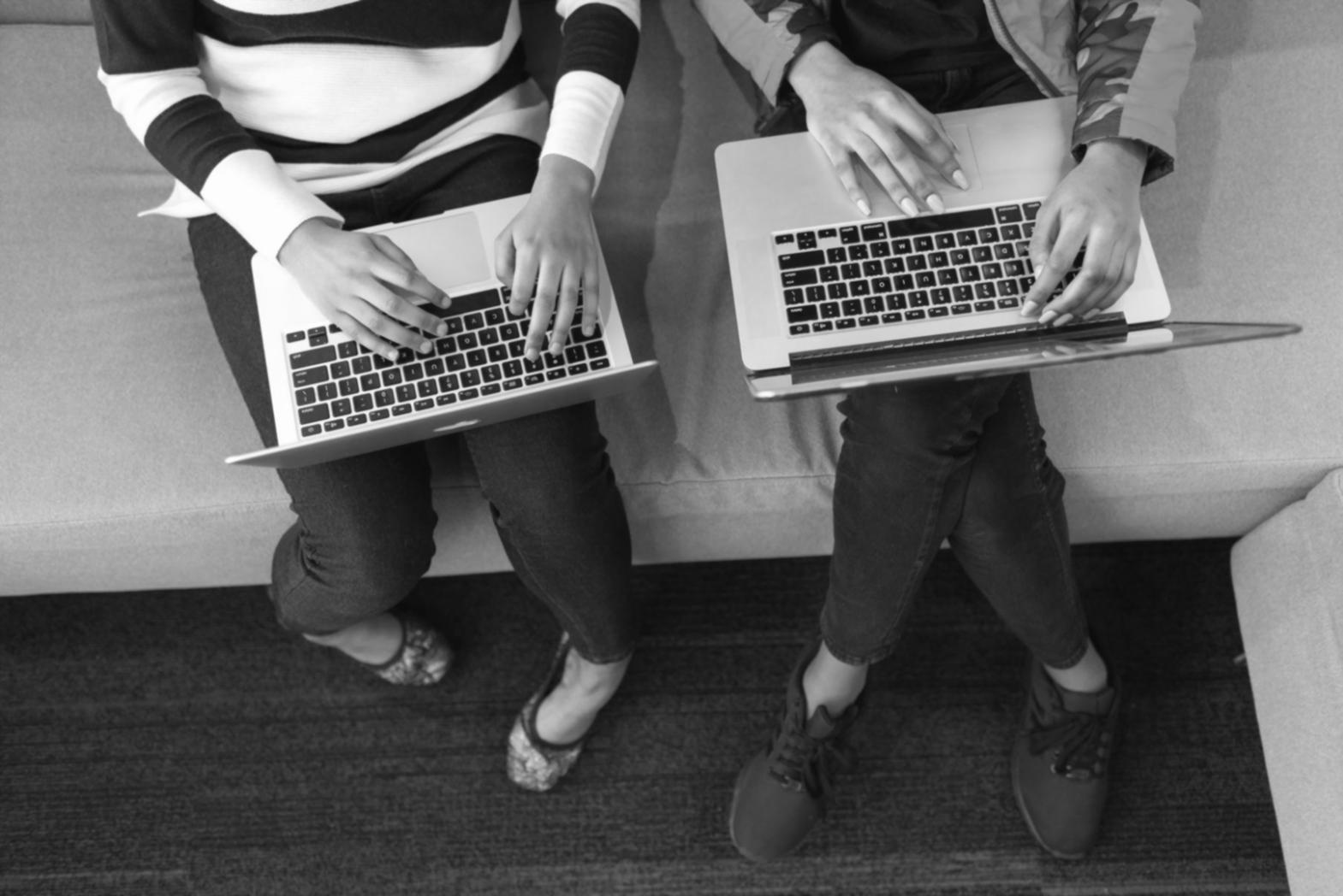 Gemeinsame Analyse und Diskussion von finanziellen Dokumenten am Arbeitsplatz